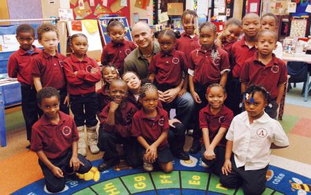 Andre Agassi, Ambassadeur Longines de l'Elégance au milieu d'un groupe d'enfants de sa fondation.