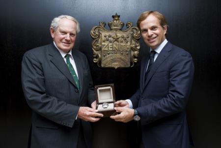 Le Colonel John Blashford-Snell recevant des mains de Jean-Frédéric Dufour, lors de sa visite à la manufacture, une El Primero 36 000 VpH