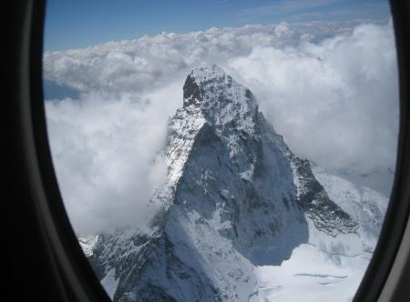 Vue magique des Alpes depuis un hublot du Cessna Citation Mustang.