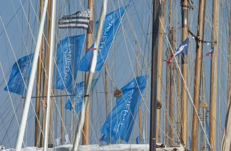 C'est parti ! Aux mâts des bateaux flottent les drapeaux du Circuit Méditerranéen du Panerai Classic Yachts Challenge.