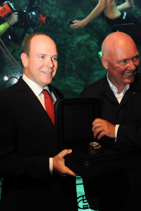 S.A.S. Le Prince Albert II de Monaco et Jean-Claude Biver, CEO de Hublot avec l'incroyable montre de plongée Oceanographic 4000 ©Cyrille Margarit - Artman Agency