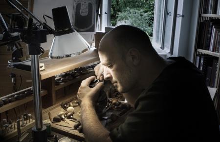 Le maître graveur Jean-Vincent Huguenin en plein travail.