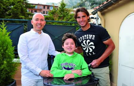 Luc Pettavino, Président de l'Association Monégasque contre les Myopathies, avec son fils et Rafael Nadal en avril à Monaco.