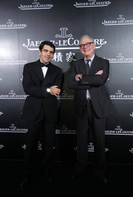 Jérôme Lambert, PDG de la Manufacture Jaeger-LeCoultre, avec le réalisateur, scénariste et producteur américian Barry Levinson lors de la soirée d'ouverture du 14ème Festival international du film de Shanghai le 11 juin 2011.