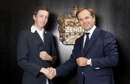 Le jeune cavalier Martin Fuchs et Jean-Frédéric Dufour, CEO de la manufacture horlogère Zenith.