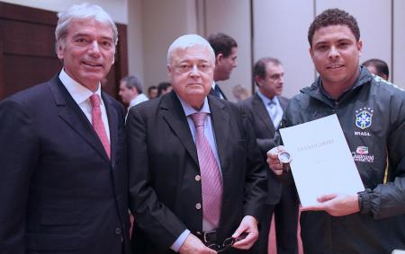 Jean-Marc Jacot (CEO de Parmigiani Fleurier SA), Ricardo Teixeira (Président de la CBF) et Ronaldo avec la première montre Pershing Spéciale CBF.