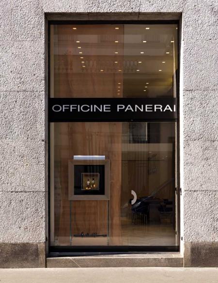 Entrée de la boutique Officine Panerai, située en plein coeur du célèbre Quadrilatero à Milan.