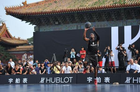 Le nouvel ambassadeur Hublot, Dwyane Wade, a marqué des paniers pour 1 million RMB qui seront reversés à The One Foundation.