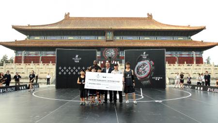 Au nom de Hublot et de la Wade's World Foundation, ce chèque de 1 miillion RMB sera reversé à The One Foundation pour soutenir un programme d'aide aux enfants en Chine.