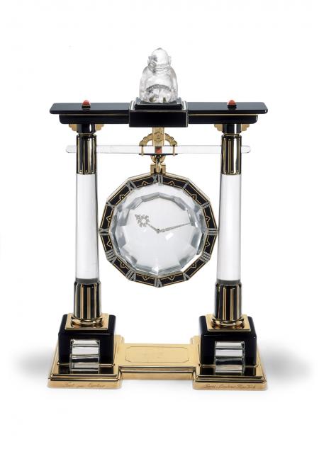 Grande pendule mystérieuse «Portique» Cartier Paris, 1923 Or, platine, cristal de roche, corail, onyx, émail, diamants taille rose.