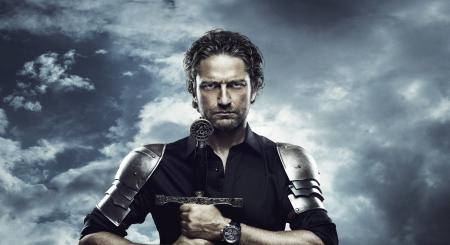 Proche de l'univers de ROGER DUBUIS, Gerard Butler compte désormais au nombre des amis de la Maison. 