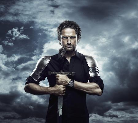 Gerard Butler portant une Excalibur Double Tourbillon Volant Squelette de ROGER DUBUIS.