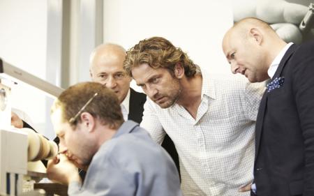 De droite à gauche : Georges Kern (CEO de Roger Dubuis), Gerard Butler et Claude Vuillemez (COO).