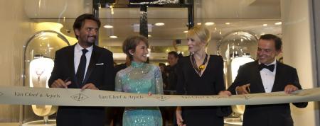 Les actrices Josephine Siao Fong Fong et Cate Blanchett entourées de Benjamin Vuchot et Stanislas de Quercize (Président, Asie Pacifique - Président et CEO de Van Cleef & Arpels)©Van Cleef & Arpels