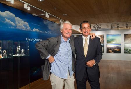 Le photographe écologiste Yann Arthus-Bertrand avec Stephen Urquart, Président d'OMEGA.