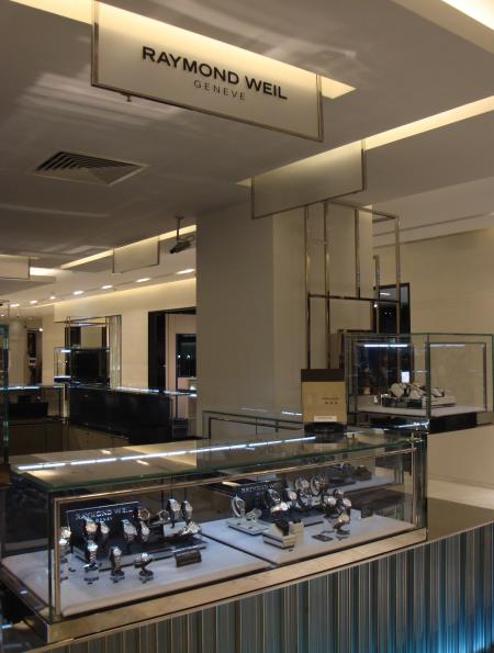 Le corner Raymond Weil du Printemps Haussmann à Paris : un superbe espace au sein de l'emblématique vitrine parisienne du luxe. 