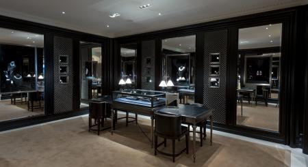 Intime et luxueux, le salon dédié à la joaillerie de la boutique Ralph Lauren avenue Montaigne se déploie sur 50 mètres carrés et présente aussi les collections de garde-temps emblématiques de la marque.