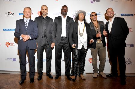 Tony Parker avec le Maire de Paris, M. Bertrand Delanoe, et quelques invités du prestigieux Par Coeur Gala parmi lesquels Omar et Fred, parrains de l'association Cékedubonheur.