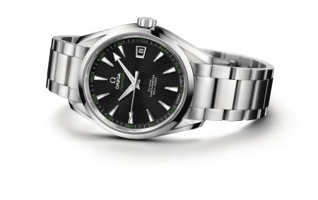 Dédiée au golf, cette Seamaster Aqua Terra de 41,5 mm de diamètre arbore des éléments de couleur verte sur un cadran noir.