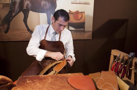 Le Salon Les Montres est également l'occasion de découvrir comment Hermès fabrique ses bracelets en cuir piqué sellier. 