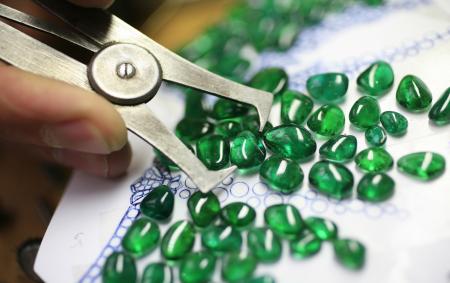 Ouverte à tous, L'ECOLE Van Cleef & Arpels propose une initiation au monde fascinant de la Joaillerie.