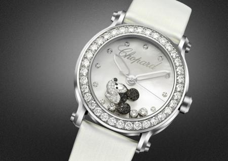 Collection Happy Mickey - Montre en acier de 42 mm de diamètre avec lunette sertie de diamants, cadran en nacre avec 3 diamants et un Mickey mobiles - Mouvement quartz.