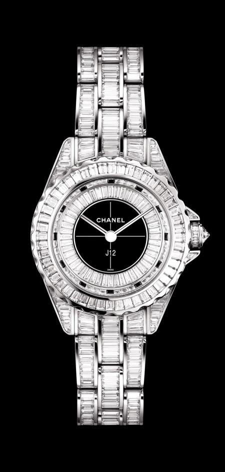 Chanel - Montre J12 29mm en or blanc serti de diamants taille baguette. 