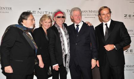 Lawrence Schiller, Tina Brown, Keith Richards (Mailer Prize for Distinguished Biography remis par Bill Clinton) et Jean-Frédéric Dufour, PDG de ZENITH lors du Norman Mailer Center gala 2011. 