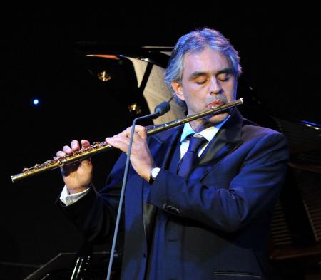 Andrea Bocelli lors du gala de charité organisé le 9 décembre à Los Angeles. Il porte au poignet sa montre Girard-Perregaux 1966 petite seconde. 