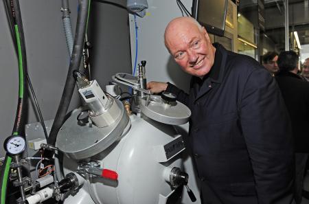 Jean-Claude Biver, CEO de Hublot, dans les locaux du département Métallurgie de la manufacture. 