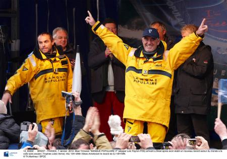 Arrivée victorieuse à Brest de Loïck Peyron et de son équipe à bord du Maxi Trimaran Banque Populaire V.