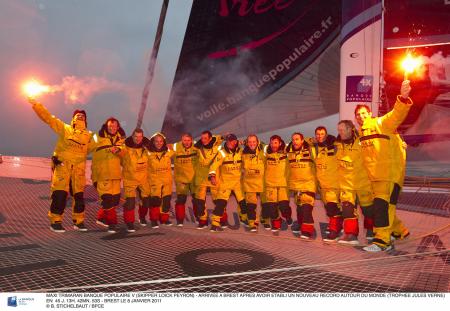 L'équipe du Maxi Banque Populaire V à leur arrivée à Brest. Fière d'avoir établi un nouveau record autour du monde (Trophée Jules Verne). 