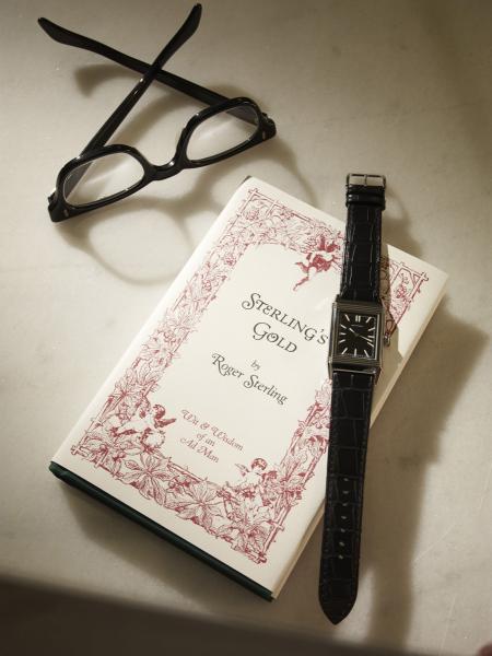 La Grande Reverso Ultra Thin Tribute to « Mad Men » avec le livre de Roger Sterling : 