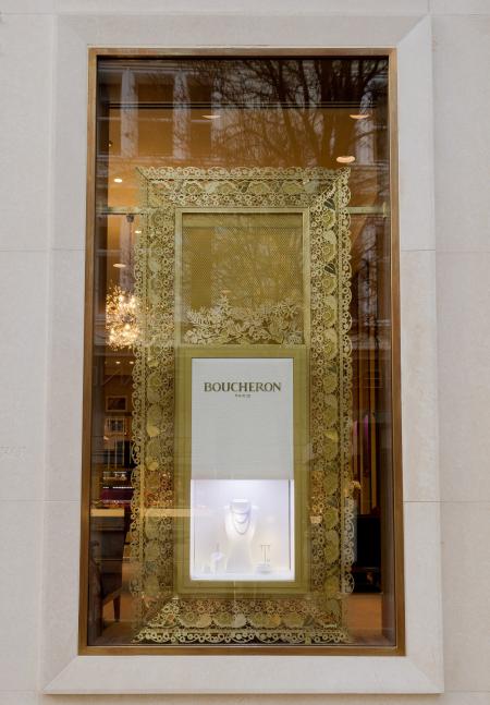 Nouvelle vitrine extérieure de la boutique Boucheron de New Bond Street à Londres.