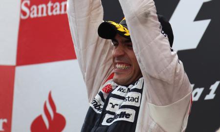 Pastor Maldonado sur la première marche du podium du Grand Prix d'Espagne.