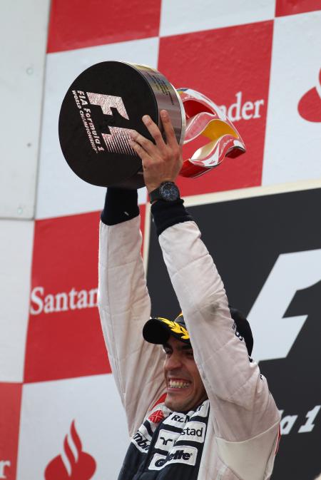 Pastor Maldonado sur la première marche du podium du Grand Prix d'Espagne avec, au poignet, sa montre Oris TT3 Chronograph Black. 