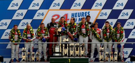 L'équipe Audi Sport sur les plus hautes marches du podium aux 24 heures du Mans.