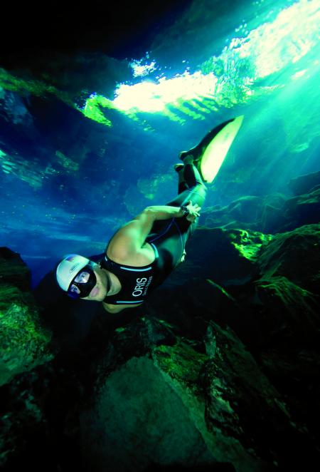 Carlos Coste portant la montre de plongée Oris étanche à 500 mètres pendant son record de plongée en apnée dans le 'cenote' Dos Ojos au Mexique dans la péninsule du Yucatan.