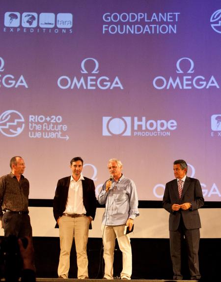 David Hannan, chef cameraman, Michael Pitiot et Yann Arthus-Bertrand, réalisateurs du film Planet Ocan, avec Stephen Urquart, Président d'Omega.