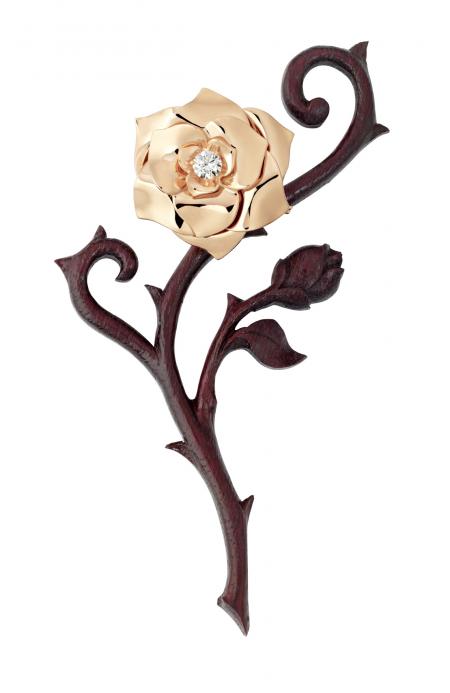 Le Trophée Piaget est une rose en or rose. Ici elle est clippée sur une tige stylisée réalisée à la main par un sculpteur-artiste Suisse dans du bois d’amarante.