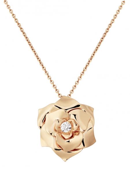 La rose Piaget du Trophée peut être portée en broche ou comme ici en pendentif.