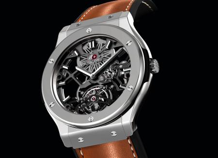 Inspirée de la ligne Classic Fusion, la montre Hublot qui célèbre les 50 ans de la Ferrari 250 GTO abrite un mouvement squelette à tourbillon.