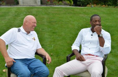 Jean-Claude Biver, Chairman de Hublot, avec Dwyane Wade lors de sa visite à la manufacture.