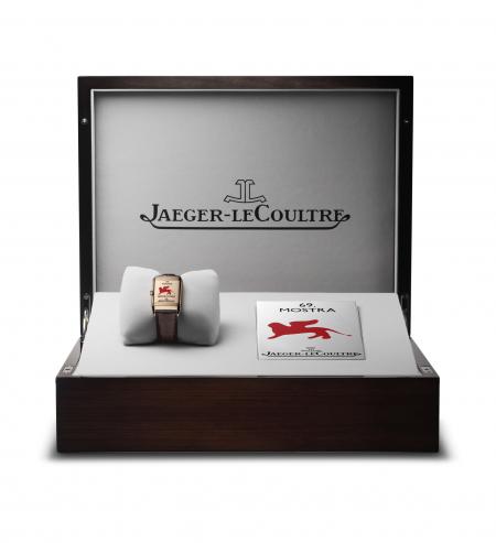 Pour le Lion d'Or, prix récompensant le meilleur film à la Mostra de Venise, Jaeger-LeCoultre remettra au lauréat ce coffret contenant une Reverso personnalisée pour l'occasion. 