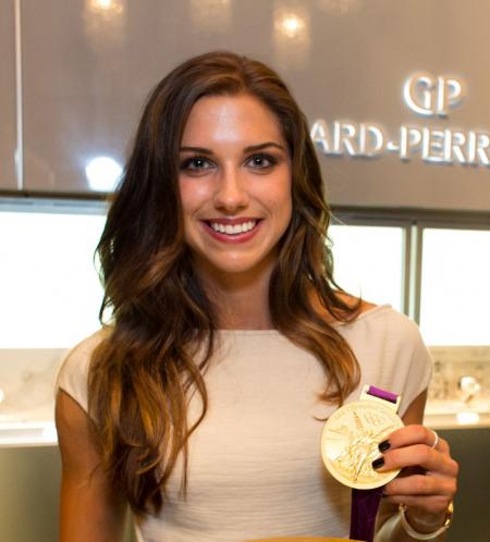 La footballeuse américaine Alex Morgan et sa médaille remportée aux JO de Londres 2012.