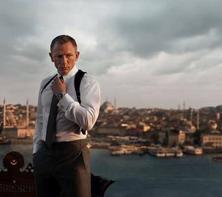 Daniel Craig est James Bond dans Skyfall. Il porte à l'écran la Seamaster Planet Ocean 600M Skyfall Limited Edition.