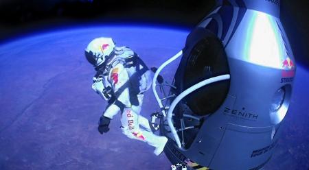 Felix Baumgartner s'élance de sa capsule spatiale à 39 045 mètres d'altitude.