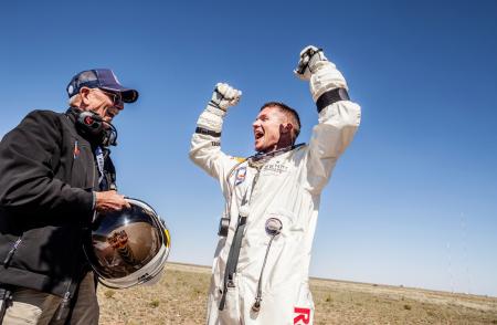 La joie de Felix Baumgartner à son arrivée sur la terre ferme. 