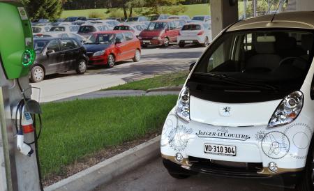 Une voiture électrique mise à disposition des collaborateurs de la Manufacture Jaeger-LeCoultre.