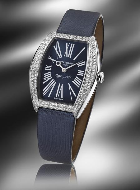 Signé Patek Philippe et Tiffany & Co, ce modèle Gondolo pour dames (réf. 4987G) est édité à 25 pièces.